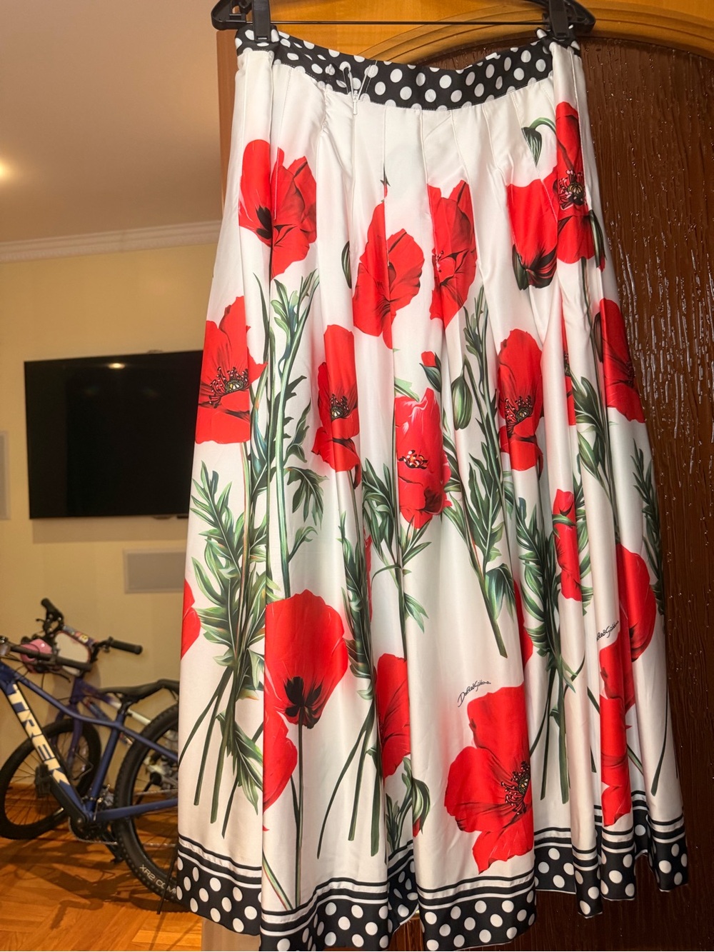 D&G fabric White & Red Floral Circle pleated Skirt with Polka Dot Trim. Sz 14